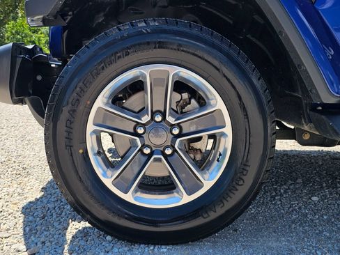Used 2018 Jeep Wrangler Unlimited Sahara AWD/4WD image 3