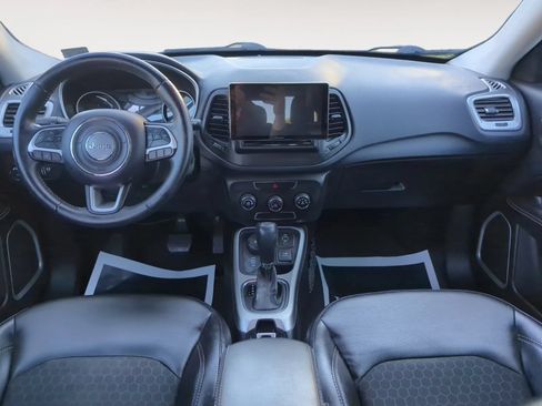 Used 2018 Jeep Compass Latitude AWD/4WD image 3