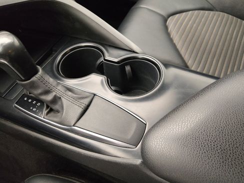 Used 2020 Toyota Camry SE FWD image 26