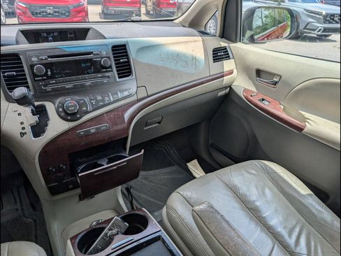 Used 2011 Toyota Sienna XLE w/ Entertainment Pkg FWD image 9