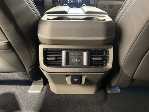 Used 2025 Ford F450 Platinum w/ Platinum Plus Package image 28