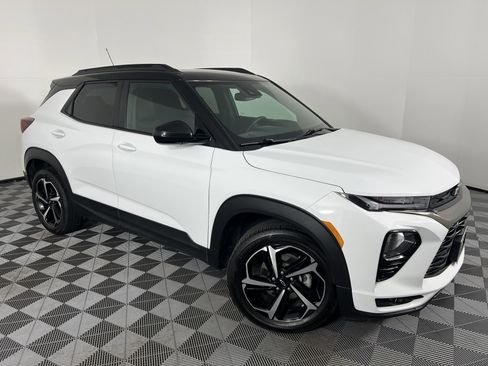 Used 2023 Chevrolet TrailBlazer RS w/ Convenience Package FWD image 2