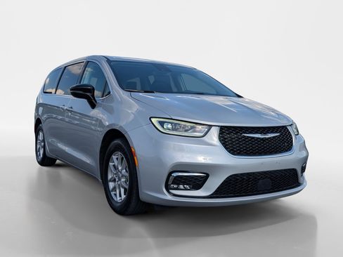 Used 2024 Chrysler Pacifica Touring-L FWD image 2