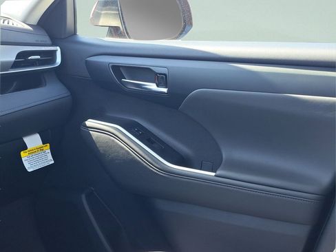 New 2026 Toyota Highlander XLE image 16