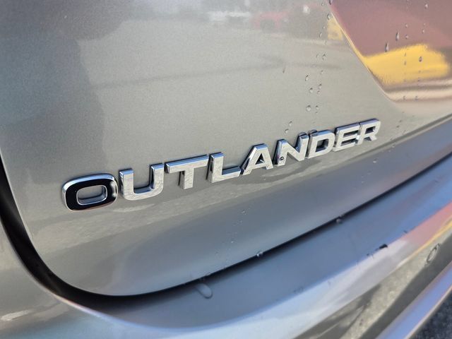 Used 2023 Mitsubishi Outlander SE FWD image 13
