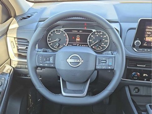 Used 2025 Nissan Rogue SV FWD image 18