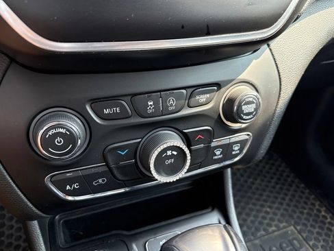 Used 2019 Jeep Cherokee Latitude Plus w/ Cold Weather Group AWD/4WD image 17