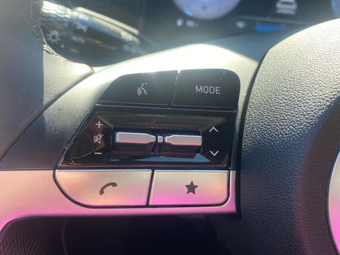 Used 2025 Hyundai Elantra SEL image 21