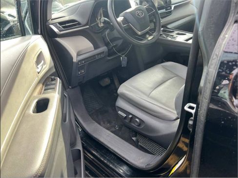 Used 2021 Toyota Sienna XLE image 3