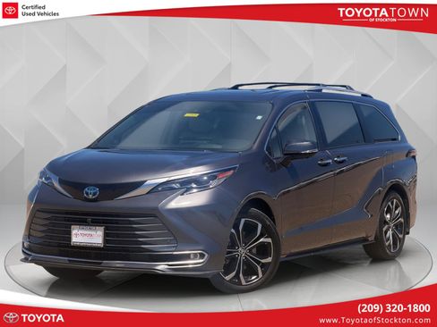 Certified 2025 Toyota Sienna Platinum FWD image 1