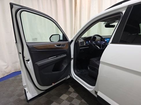 Used 2025 Volkswagen Atlas SE image 11