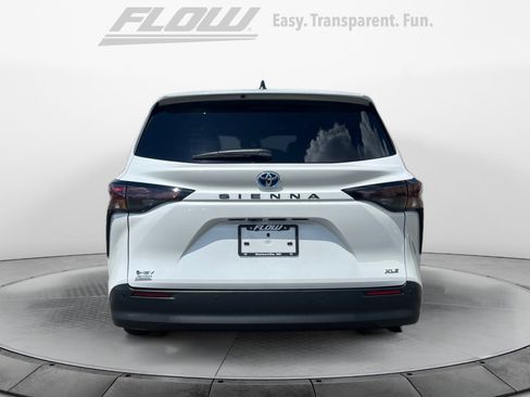 Used 2025 Toyota Sienna XLE FWD image 8
