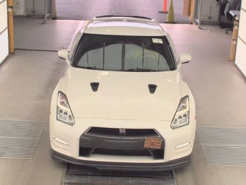 Used 2015 Nissan GT-R Premium AWD/4WD image 2