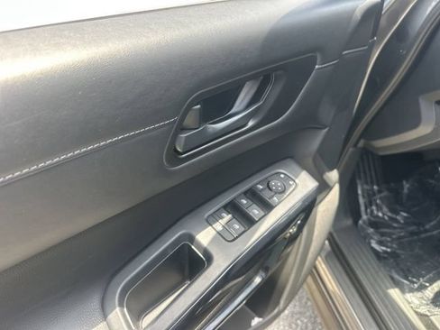 Used 2025 Nissan Pathfinder SV FWD image 16