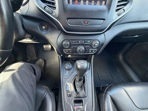 Used 2019 Jeep Cherokee Latitude Plus w/ Cold Weather Group AWD/4WD image 24