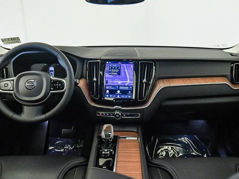 Certified 2023 Volvo XC60 B5 Ultimate w/ Climate Package FWD image 15