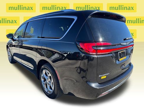 Used 2021 Chrysler Pacifica Limited w/ Uconnect Theater Family Group image 10