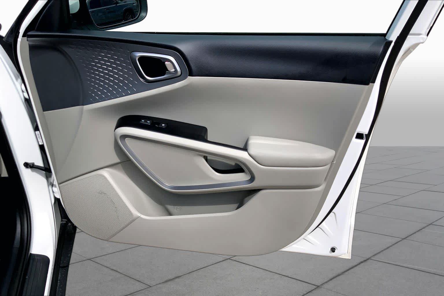 Used 2025 Kia Soul LX w/ LX Technology Package FWD image 22