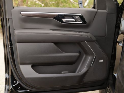 New 2026 Chevrolet Suburban Premier w/ Sun And Tow Package AWD/4WD image 26