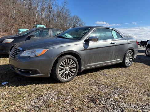Used 2013 Chrysler 200 Limited image 1