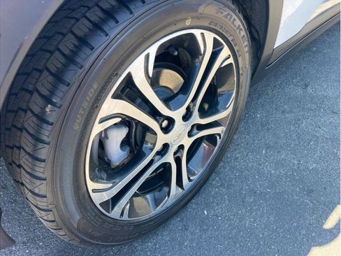 Used 2018 Chevrolet Bolt Premier w/ Driver Confidence II Package FWD image 5
