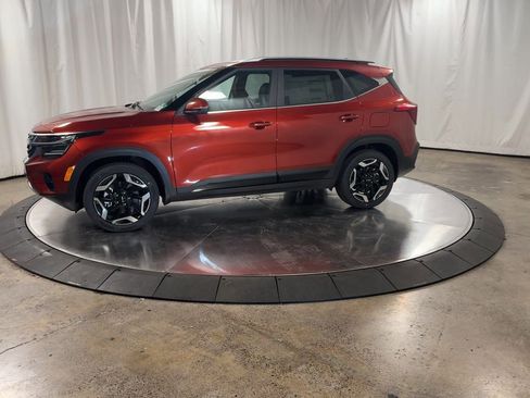 Certified 2025 Kia Seltos SX w/ SX Sunroof Package image 6