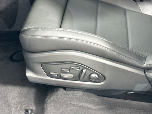 Certified 2025 Porsche Macan 4 Electric image 33