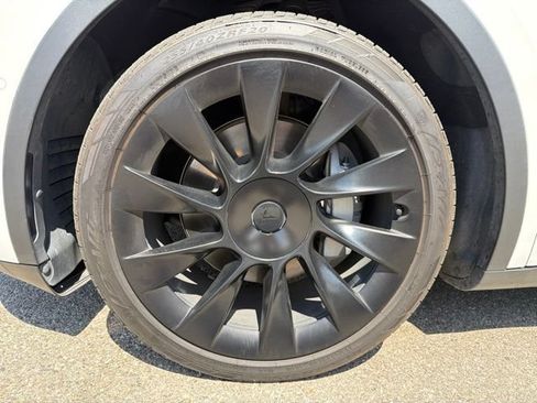 Used 2022 Tesla Model Y Long Range AWD/4WD image 21