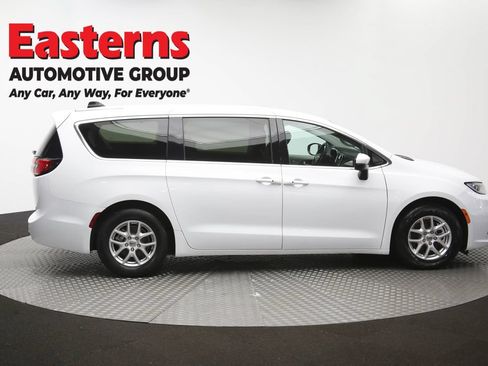 Used 2023 Chrysler Pacifica Touring-L FWD image 45