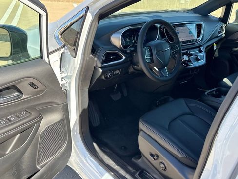 New 2026 Chrysler Pacifica Select FWD image 8