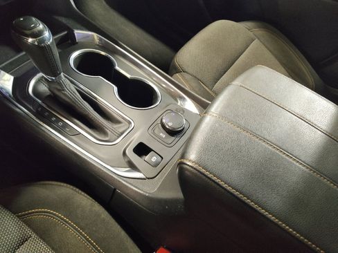 Used 2020 Chevrolet Traverse LT image 26