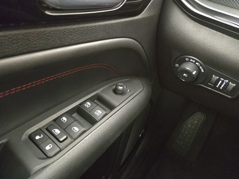 Used 2025 Jeep Compass Trailhawk w/ Sun & Sound Group image 29