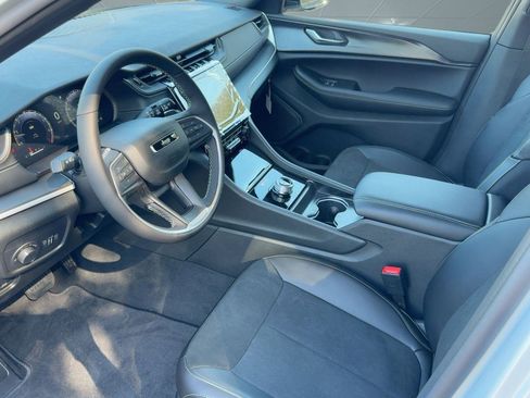 New 2025 Jeep Grand Cherokee Altitude image 4