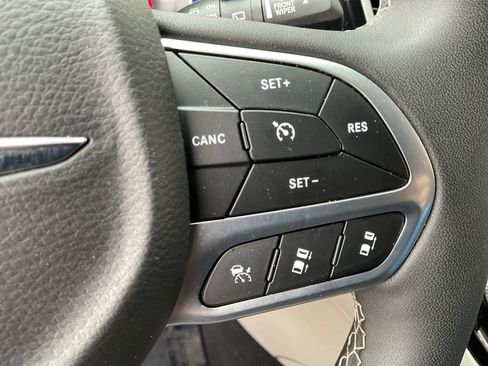 Used 2024 Chrysler Pacifica Touring-L image 32