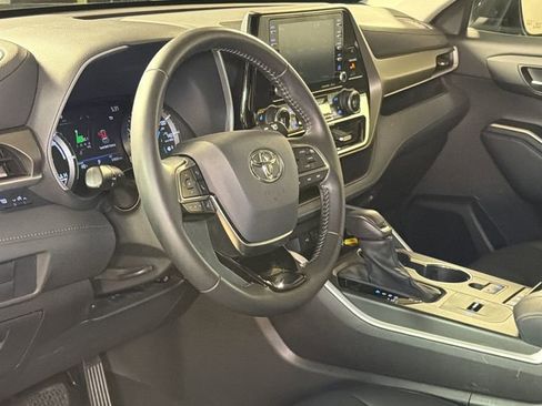 Used 2021 Toyota Highlander XLE image 22