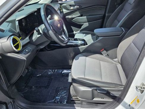 Used 2024 Chevrolet Trax LT w/ Driver Confidence Package image 4