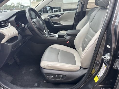 Used 2022 Toyota RAV4 XLE Premium image 9
