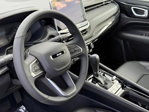 Used 2025 Jeep Compass Latitude w/ Altitude Special Edition image 18