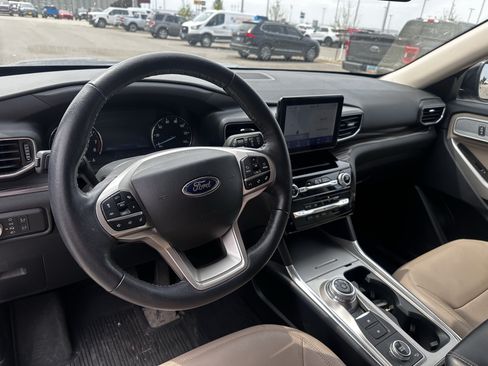 Used 2022 Ford Explorer Limited w/ Equipment Group 301A AWD/4WD image 6