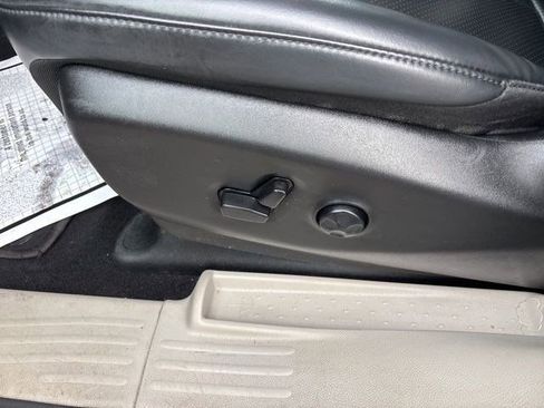 Used 2023 Chrysler Pacifica Touring-L image 12