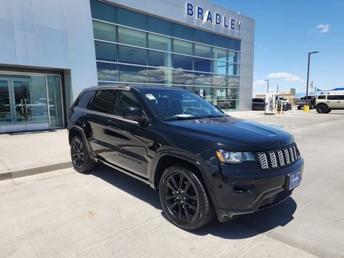 Used 2017 Jeep Grand Cherokee Altitude RWD image 3