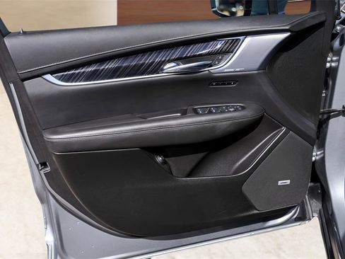 Used 2025 Cadillac XT6 Premium Luxury image 25