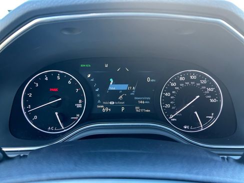 Used 2019 Toyota Avalon Limited image 16