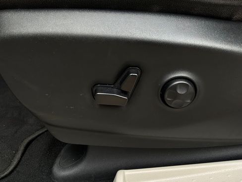 Used 2024 Chrysler Voyager LX FWD image 11