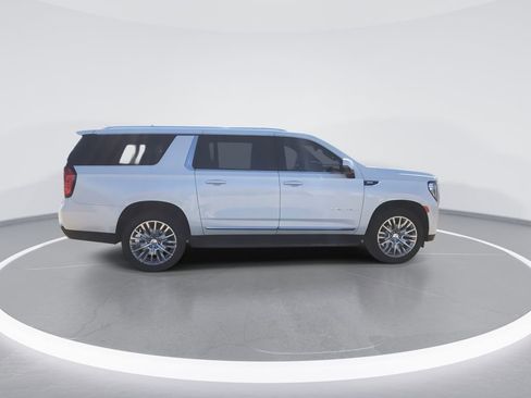 Used 2024 GMC Yukon XL SLT w/ SLT Luxury Package AWD/4WD image 9