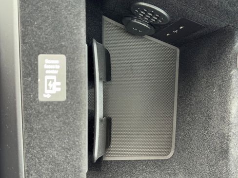 Used 2025 Porsche Taycan 4S w/ Premium Package image 37