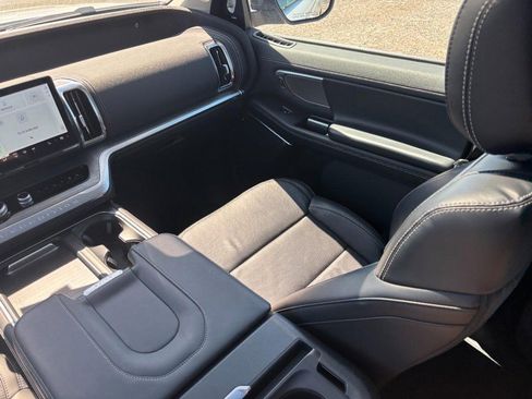 Used 2025 Ford Expedition Platinum image 17