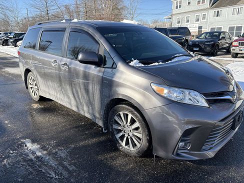 Used 2020 Toyota Sienna XLE image 1