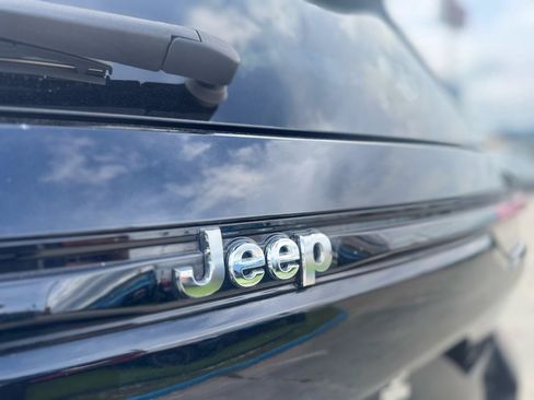 Used 2023 Jeep Grand Cherokee Laredo w/ Luxury Tech Group I AWD/4WD image 34