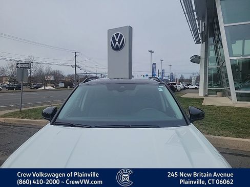 Certified 2025 Volkswagen Taos SE image 23